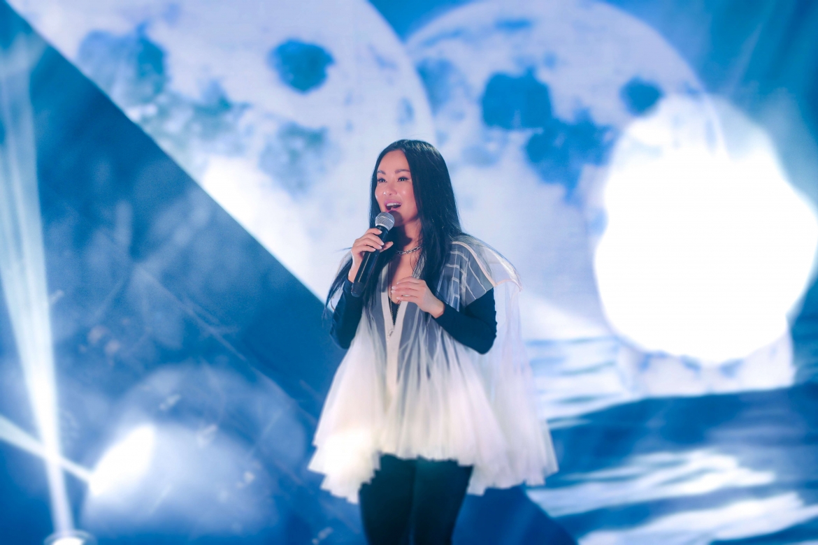 Hồng Nhung chọn ca khúc Fly Me To The Moon, khoe trọn chất giọng khỏe khoắn và màu giọng đặc trưng làm nên tên tuổi của cô.