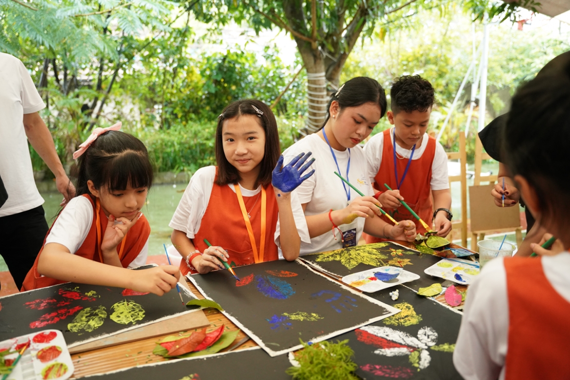 MC nhí tham gia vẽ tranh.