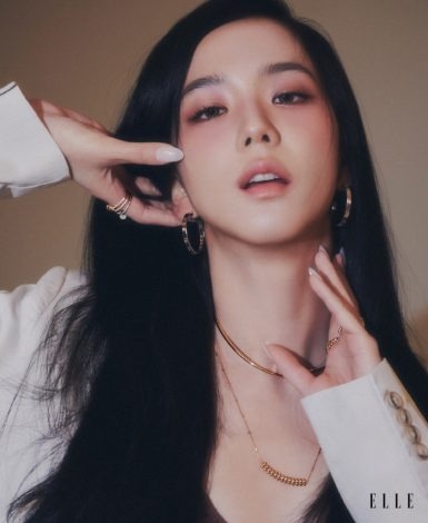  Jisoo Blackpink là ngôi sao trang bìa cho số kỷ niệm 30 năm của tạp chí Elle Singapore.