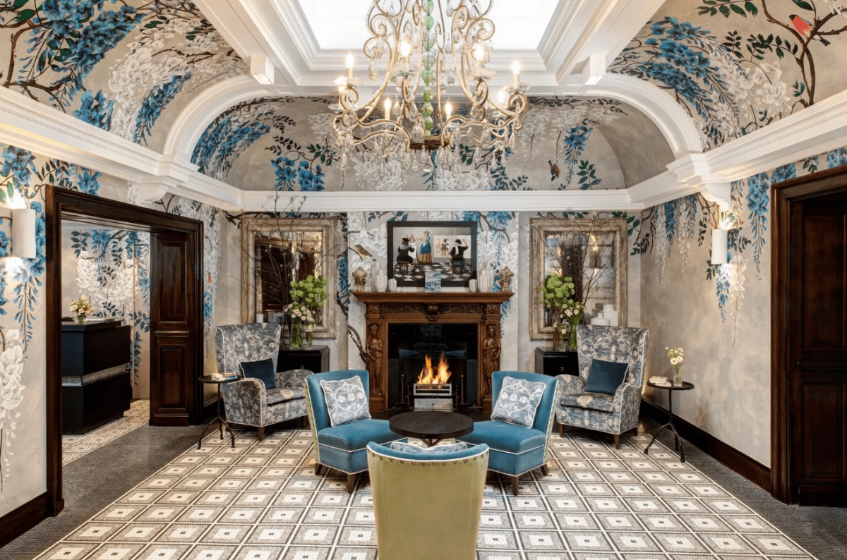 Khách sạn Brown (Anh): Khách sạn Brown được cho là khách sạn đầu tiên ở London và là một trong những khách sạn có tuổi đời lớn nhất thế giới. Khách sạn được mở cửa vào năm 1837, cùng năm Nữ hoàng Victoria lên ngôi và trở thành nơi đón tiếp các thành viên hoàng gia, chính trị gia và những người nổi tiếng từ khắp thế giới. Khách sạn này được Rocco Forte Hotels mua lại vào năm 2003 và được tân trang lại để có diện mạo như hiện nay. Những chi tiết trang trí nội thất đậm chất hoàng gia Anh quốc vẫn được giữ nguyên vẹn, nhưng hệ thống vệ sinh, cấp thoát nước đã được tu bổ để có thể đáp ứng nhu cầu của khách hàng,