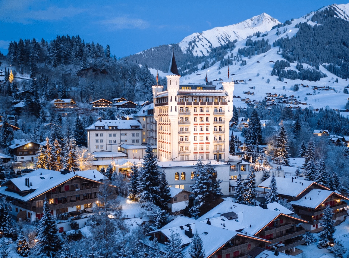 Khách sạn Gstaad (Thụy Sĩ): Khách sạn cổ điển của Thụy Sĩ này được thiết kế theo kiểu cổ điện, giống như một cung điện nằm trên đồi, cho phép du khách được quay ngược thời gian trở về với thế kỷ trước khi lựa chọn nghỉ dưỡng tại khách sạn này. Ngày nay, du khách có thể thưởng thức nước xốt và raclette tại La Fromagerie, nơi từng là hầm chứa vàng cho Ngân hàng Liên minh Thụy Sĩ trong Thế chiến thứ hai, thư giãn tại spa rộng rãi và khiêu vũ suốt đêm tại khách sạn này.