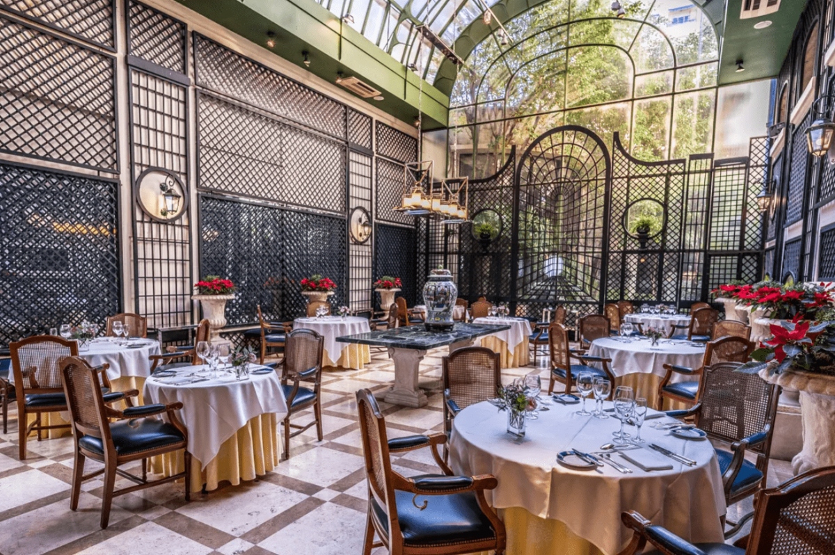 Khách sạn Alvear Palace (Argentina): Khách sạn này được mở cửa vào năm 1932  và được công nhân là thắng cảnh quốc gia vào năm 2003. Người sáng lập khách sạn, Rafael de Miero, xây dựng khách sạn theo phong cách Paris với sàn gỗ tinh xảo, đèn chùm pha lê, cột đá cẩm thạch và đồ nội thất lấy cảm hứng từ thời vua Louis XIV và Louis XVI. 