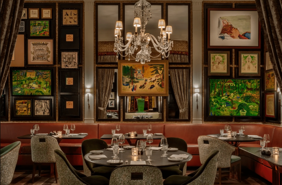 Khách sạn Rosewood (Mỹ): Được mệnh danh là  "ngọn hải đăng" của Upper East Side từ năm 1930, khách sạn này được cho là khách sạn mang tính biểu tượng nhất của thành phố New York (Mỹ). Nội thất của khách sạn được thiết kế theo phong cách Art Deco, mang lại vẻ đẹp đậm chất New York những năm 90. Đây là địa điểm yêu thích của người dân New York, bao gồm những diễn viên nổi tiếng như Bill Murray và George Clooney.