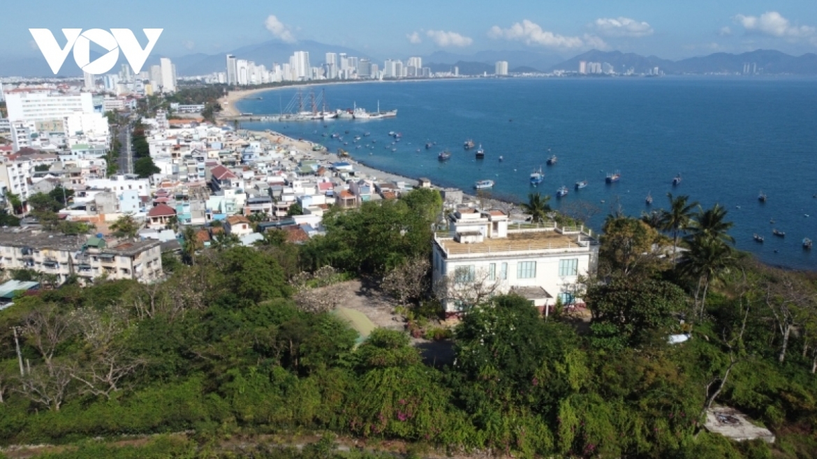 Khu di tích lầu Bảo Đại có vị trí đẹp, bao quát thành phố Nha Trang.