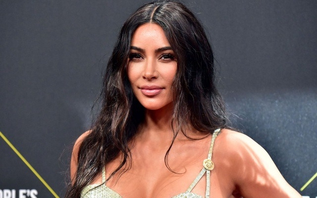 Kim Kardashian thề sẽ độc thân thêm một năm nữa.