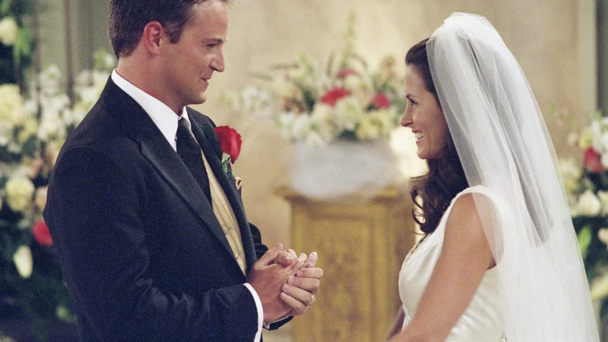 Cảnh đám cưới trong phim "Friends" của Matthew Perry trong vai Chandler Bing và Courteney Cox trong vai Monica Geller.