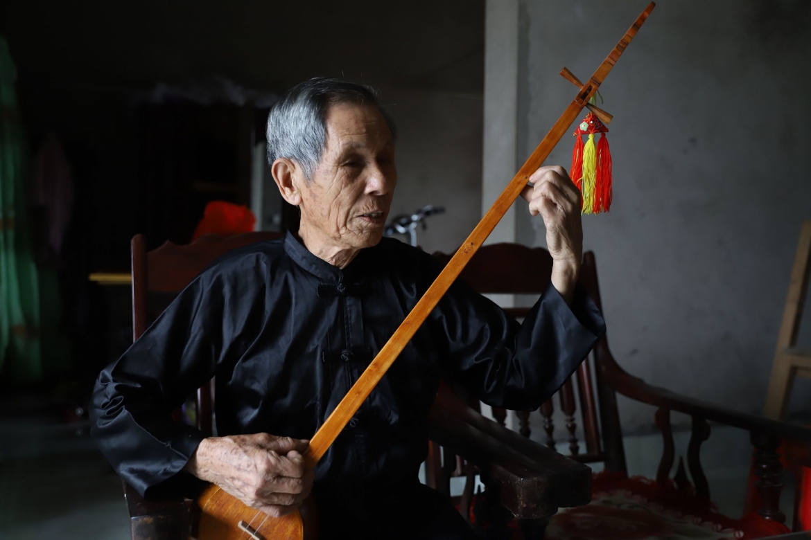 Nghệ nhân Ưu tú Lương Thiêm Phú ngoài 80 tuổi vẫn giữ nghề làm đàn tính. (Ảnh: La Ngà - Trung tâm VHTT huyện Bình Liêu)