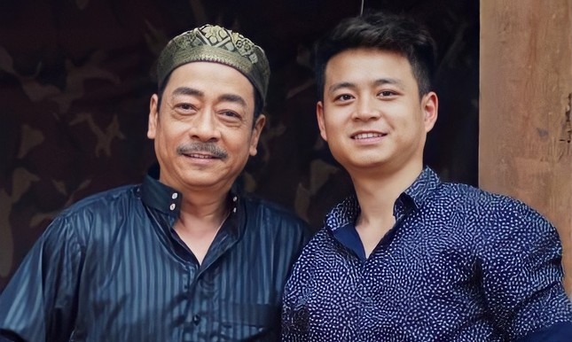 Cố NSND Hoàng Dũng bên con trai út.
