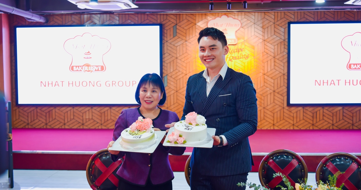 Bà Vũ Thị Hoài Sơn - Giám đốc công ty Tân Nhất Hương và Đại sứ thiện chí dự án "Bánh kem 1 chữ" - MC Trần Mạnh Khang