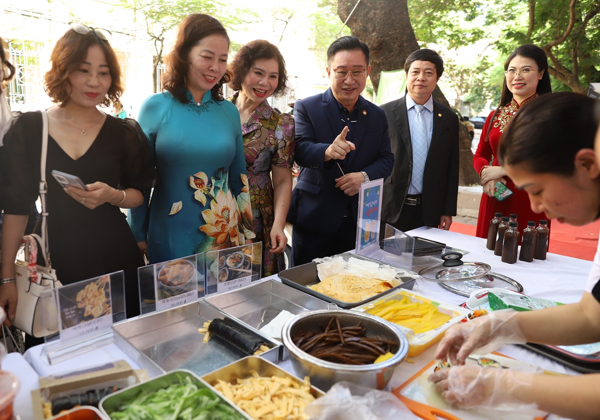 Phiên chợ "Ẩm thực Hàn mùa thu phố Cảng" có sự tham gia của ông Lý Xương Căn, Đại sứ Du lịch Việt Nam tại Hàn Quốc và lãnh đạo Hội LHPN Việt Nam TP Hải Phòng.