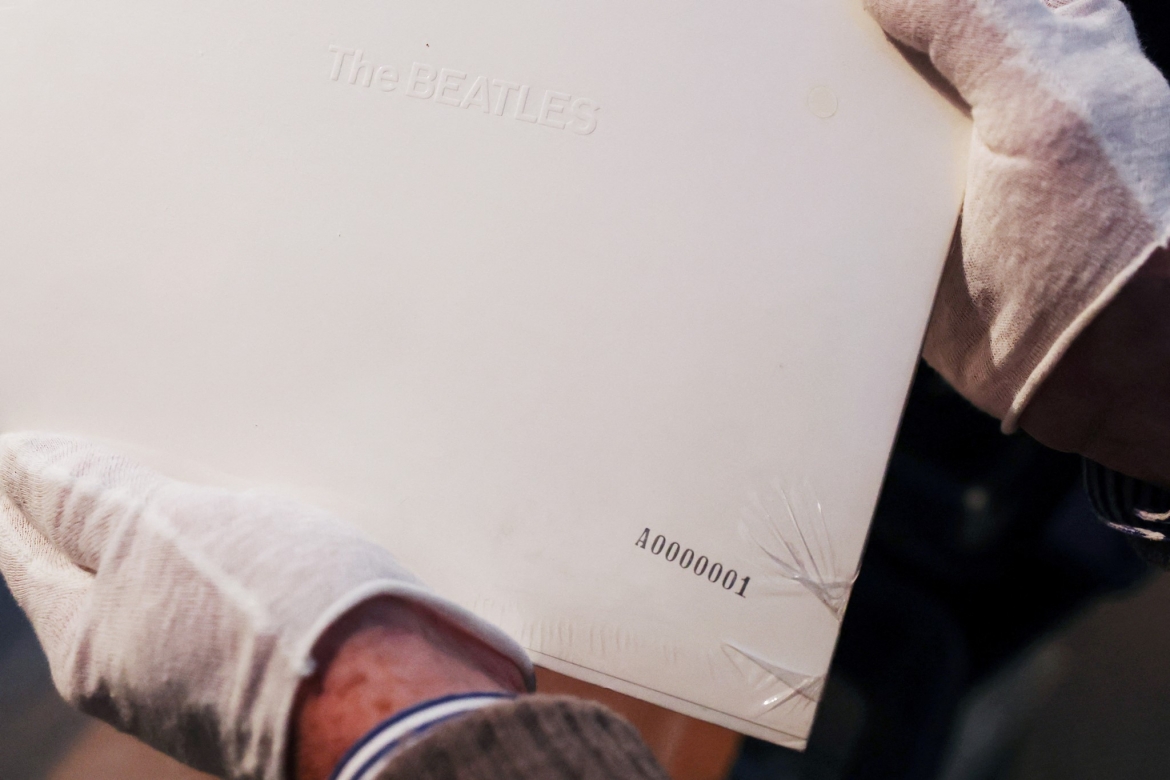 "Album trắng" với mã số A0000001 của nhóm nhạc The Beatles. Nguồn: Reuters