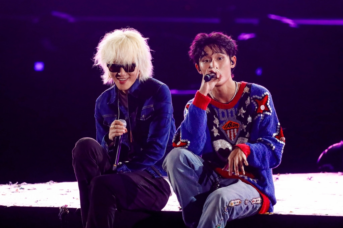 Nam ca sĩ Wren Evans đã kết hợp cùng Zion.T trong bản mashup "Two Melodies" và "Just". 