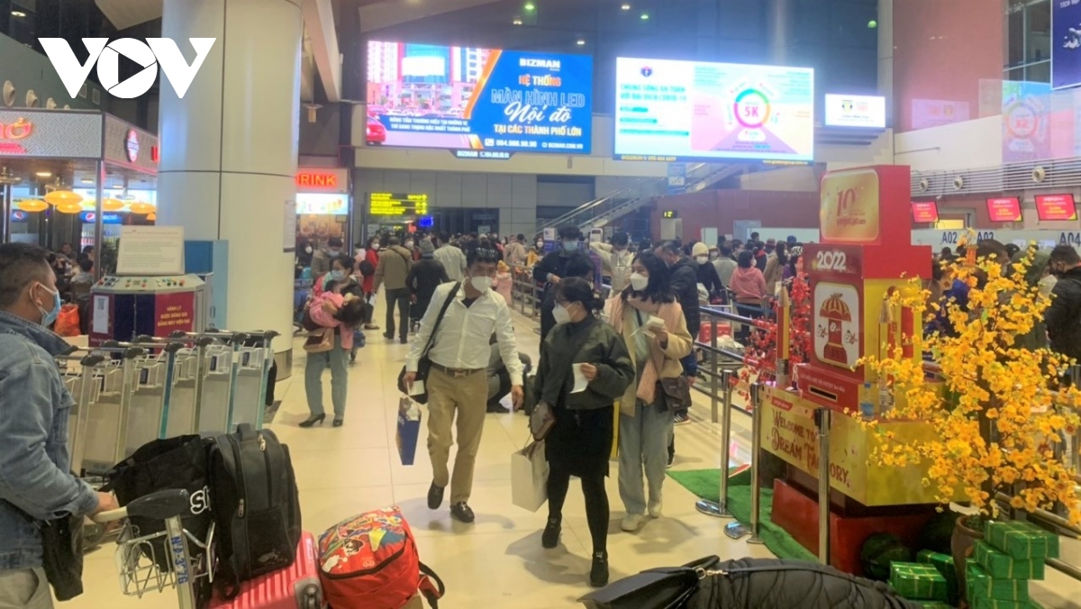 Nhiều người có nhu cầu về quê ăn Tết.