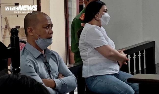 Lê Minh Quang và Cao Thị Thu Bích chỉ bị đại diện Viện KSND TP Bảo Lộc đề nghị mức án lần lượt là 18 - 20 và 15 - 18 tháng tù nhưng cho hưởng án treo. (Ảnh: Nguyễn Vương)