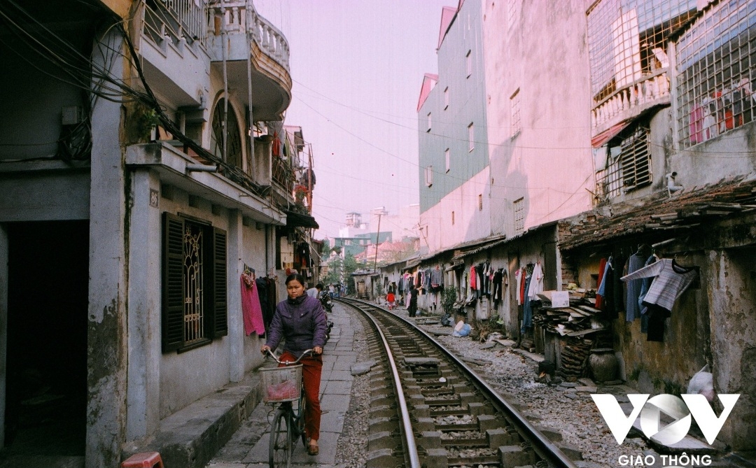 Một góc đường tàu Phùng Hưng, bây giờ đã trở thành những quán cà phê tấp nập, nhộn nhịp