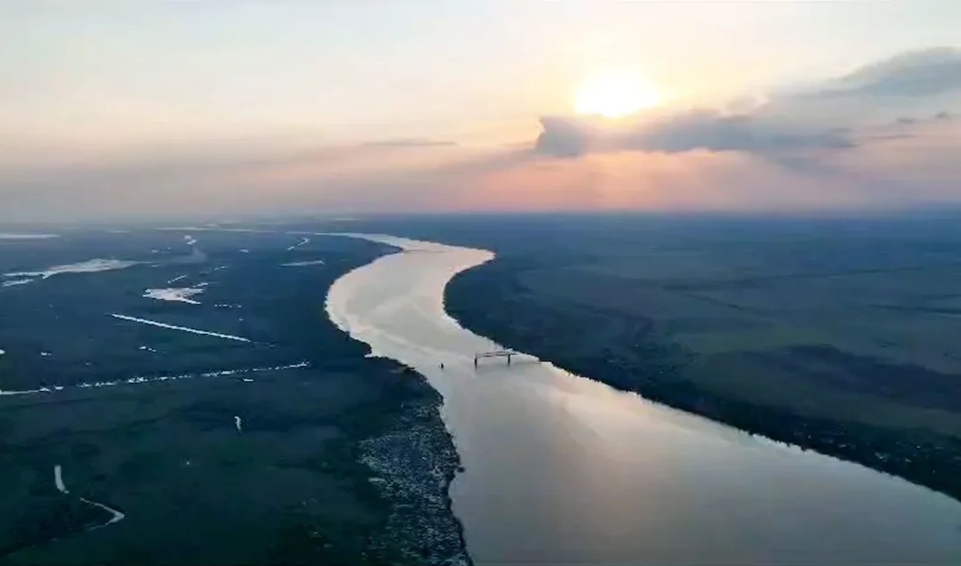 Sông Dnipro ở miền Nam Ukraine, nhìn từ UAV trên không. Ảnh: CNN