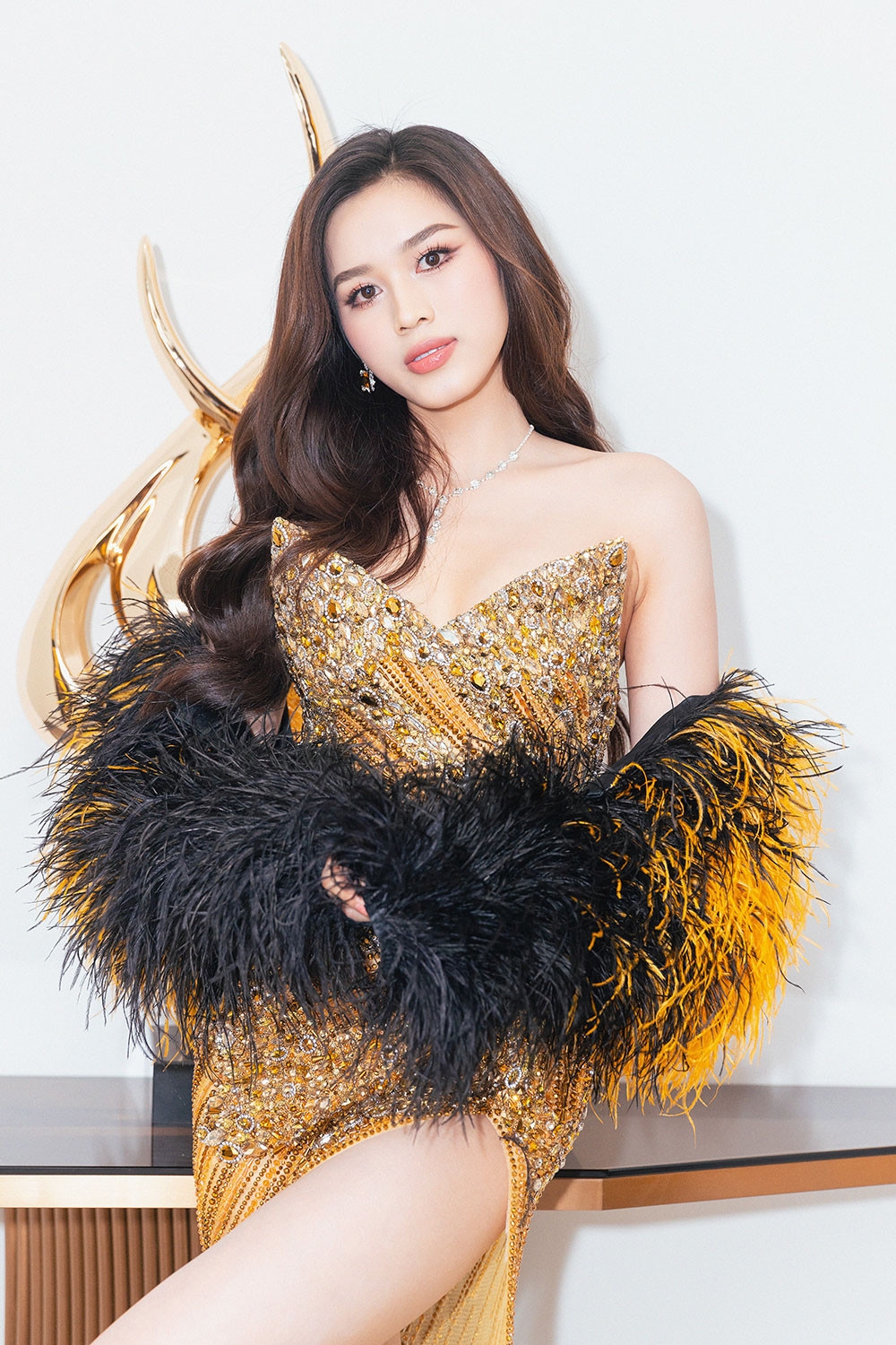 Đỗ Hà diện đầm cắt xẻ quyến rũ