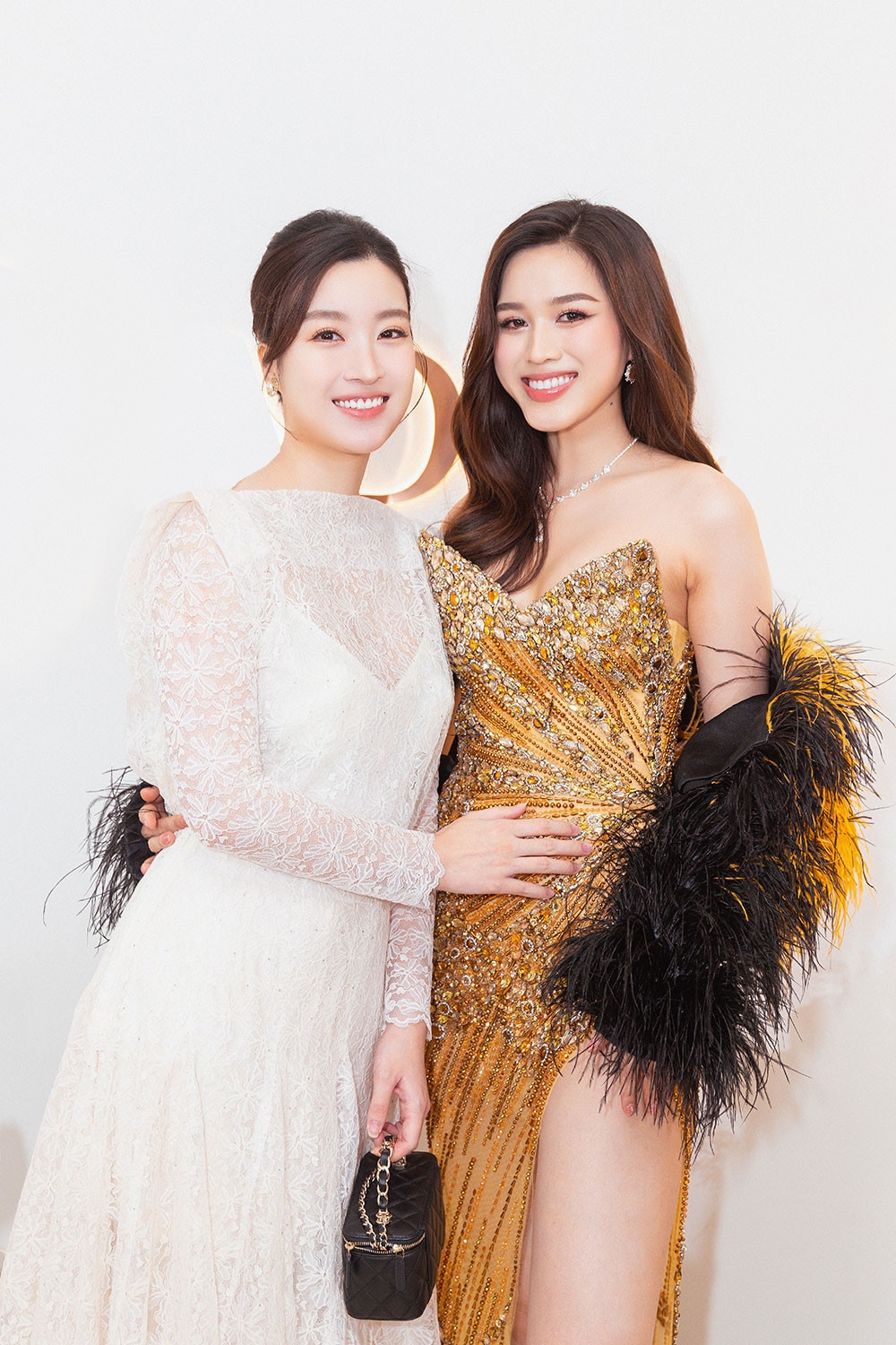 Đỗ Mỹ Linh đến chúc mừng đàn em