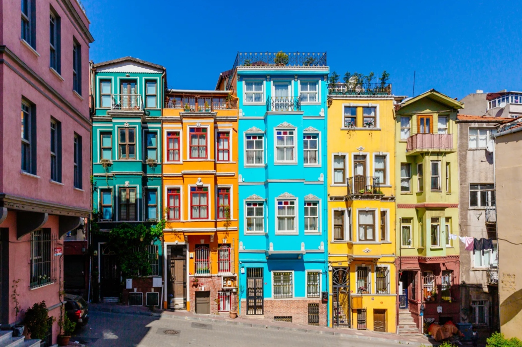 Khu phố Balat (Istanbul, Thổ Nhĩ Kỳ): Từng là một khu vực tương đối xa lạ, khu phố Balat đã phát triển thành một điểm thu hút khách du lịch nổi tiếng của Istanbul. Khu phố này bao gồm các lâu đài kiểu Ottoman và những dãy nhà đầy màu sắc, một số trong số đó được cho là đã hơn 200 năm tuổi. Để phù hợp với ngành du lịch đang phát triển, nhiều tòa nhà trở thành quán cà phê hoặc khách sạn.