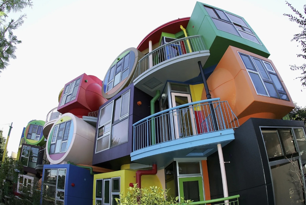 Chung cư Reversible Destiny Lofts (Mikata, Nhật Bản): Shusaku Arakawa và Madeline Gins, những nghệ sĩ và kiến trúc sư đứng đằng sau dự án, đã lấy cảm hứng từ hành trình vượt khó trong đời người để tạo nên công trình kiến trúc độc đáo này. Tòa nhà có nhiều sắc màu sắc sỡ, với cửa kính, ban công, cửa ra vào,... không được sắp xếp theo lối truyền thống, tạo nên vẻ đẹp vô cùng độc đáo.