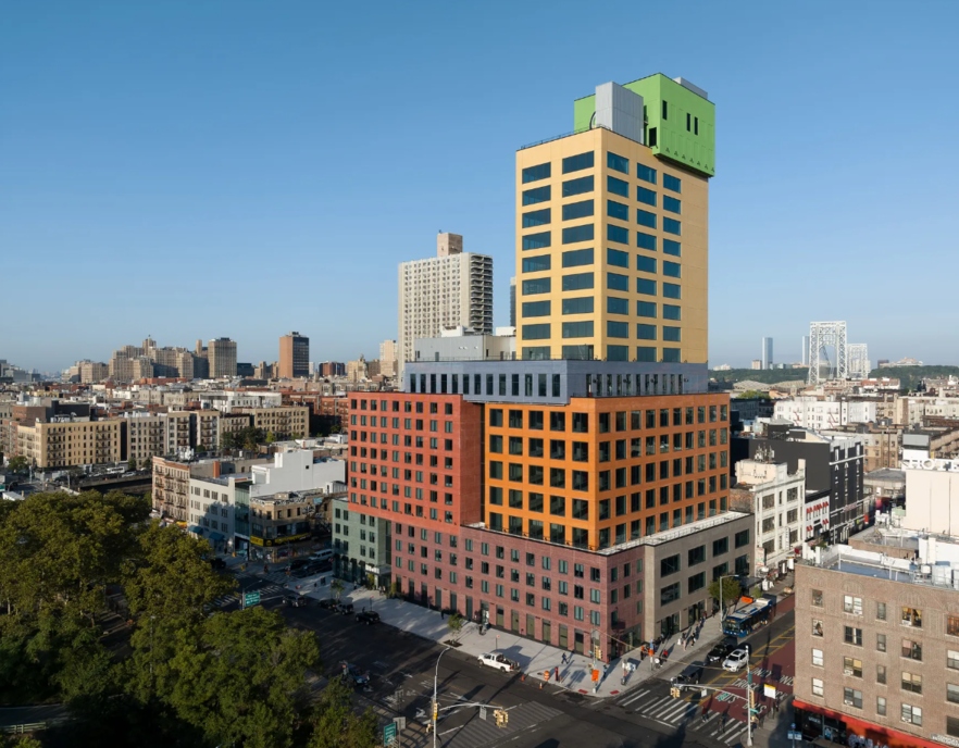 Khách sạn và Tháp Radio (New York, Mỹ): Được thiết kế bởi Rotterdam - một công ty kiến trúc có trụ sở tại Hà Lan, Radio Hotel and Tower là dự án đầu tiên của công ty được xây dựng tại Hoa Kỳ. Những khối hộp đủ sắc màu xếp chồng lên nhau, vừa làm nổi bật tòa nhà, vừa tiết kiệm tối đa không gian. Hình dạng xếp chồng lên nhau có thêm lợi ích là cung cấp nhiều sân hiên ngoài trời, trong đó mỗi khối đều có không gian ngoài trời riêng trên mái của khối bên dưới.