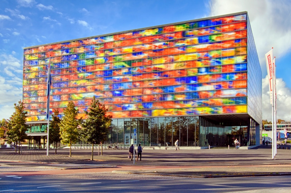Viện Âm thanh và Tầm nhìn Hà Lan (Hilversum, Amsterdam): Nằm ở phía đông nam Amsterdam, công trình kiến trúc được biết đến là trung tâm của ngành truyền hình Hà Lan. Viện Âm thanh và Thị giác Hà Lan, do Willem Jan Neutelings và Michiel Riedijk thiết kế, là nơi lưu trữ các kho lưu trữ phát thanh truyền hình quốc gia, được bao bọc bởi một lớp kính đúc đầy màu sắc, tạo nên một tổ hợp màu sắc rất vui mắt.