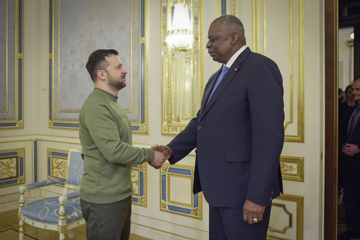 Tổng thống Ukraine Volodymyr Zelensky chào đón Bộ trưởng Quốc phòng Mỹ Lloyd Austin. Ảnh: AP.