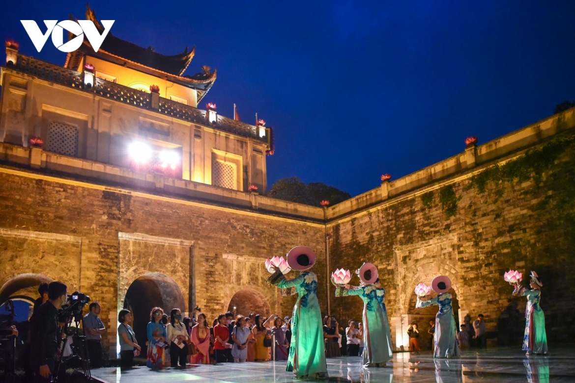 Tour đêm “Giải mã Hoàng Thành Thăng Long”