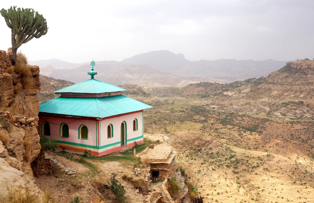 Tu viện Debre Damo, Ethiopia: Bạn có thể đến tu viện trên đỉnh vách đá Debre Damo bằng cách leo lên vách đá cao 49 feet. Địa điểm tâm linh có niên đại từ thế kỷ thứ VI, khi được thành lập bởi tu sĩ người Syria Abuna Aregawi, với trung tâm là nhà thờ bằng gỗ và đá hai tầng. Nhà thờ được đặt theo tên của Aregawi và được cho là một trong những nhà thờ lâu đời nhất trong cả nước. Dầm trần có hình chạm khắc động vật và tòa nhà là một ví dụ tuyệt vời về kiến trúc kiểu Aksumite. 