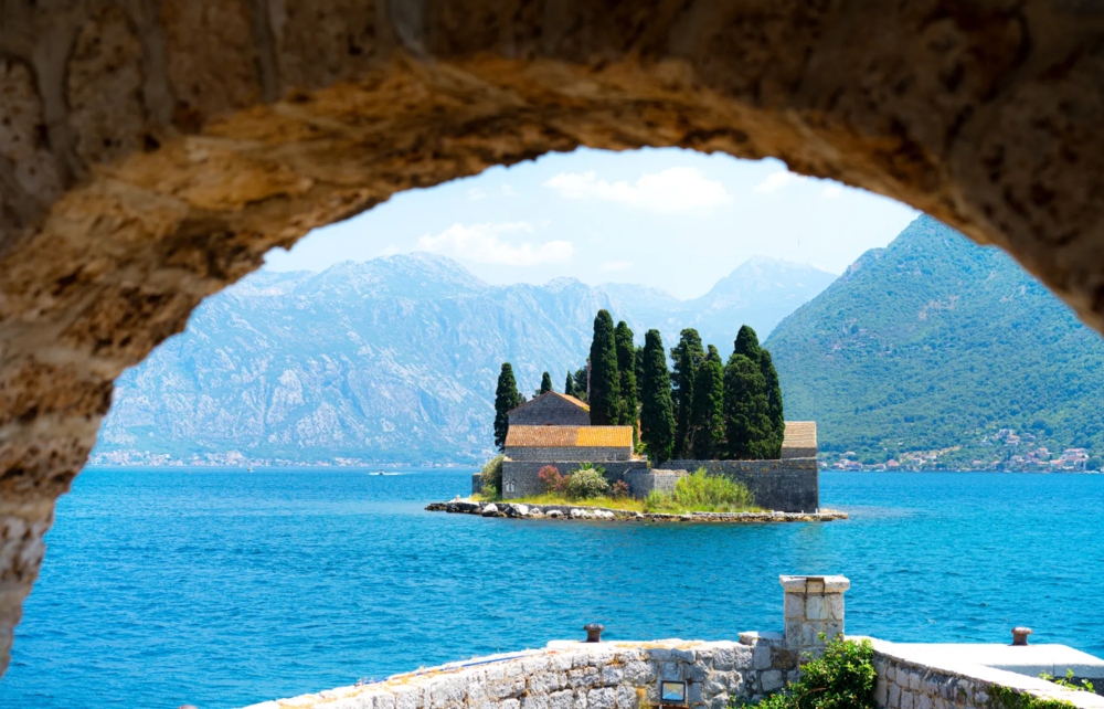 Tu viện Thánh George, Montenegro: Tu viện Thánh George nằm trên một hòn đảo nhỏ ở Vịnh Kotor, gần phía tây nam Montenegro. Tu viện Benedictine bằng đá được xây dựng vào thế kỷ XII và được bao quanh bởi rừng bách trên hòn đảo tự nhiên đẹp như tranh vẽ. Nơi đây của cũng có một nghĩa trang lớn, khiến nơi đây có biệt danh là “Đảo của người chết”. 