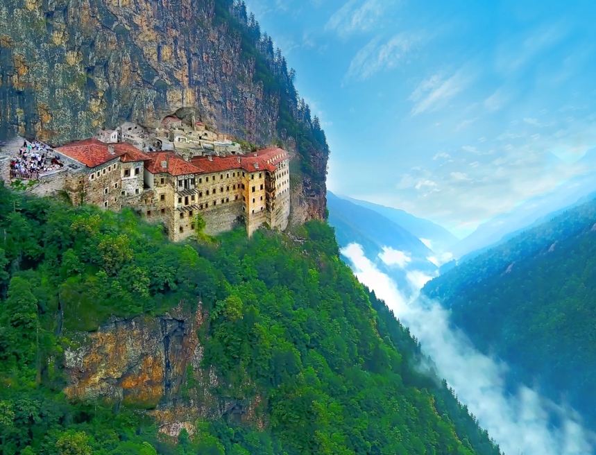 Tu viện Sümela, Thổ Nhĩ Kỳ: Ẩn mình bên vách đá dựng đứng ở vùng Maçka của Thổ Nhĩ Kỳ, tu viện Sümela được thành lập vào thế kỷ IV bởi hai tu sĩ người Athen. Khu phức hợp 72 phòng bao gồm nhà thờ Đá, nhà nguyện, thư viện và suối thiêng. Nhà thờ Đá, được hình thành từ một hang động, nổi tiếng với những bức bích họa từ thế kỷ XVII và XVIII. Địa điểm này bị bỏ hoang vào năm 1923 và sau đó trở thành bảo tàng.