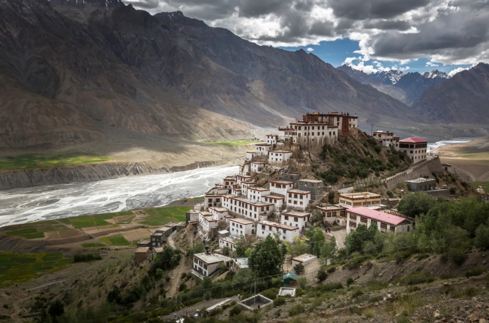 Tu viện Key, Ấn Độ: Tu viện Key, hay Key Gompa, tọa lạc tại Thung lũng Spiti của Ấn Độ có niên đại từ khoảng thế kỷ XI. Tu viện Phật giáo Tây Tạng này nằm ở độ cao hơn 13.600 feet so với mực nước biển và kiến trúc giống như một pháo đài với những căn phòng khép kín và hành lang dài. Trong tu viện cũng có tranh treo tường, tranh vẽ trên tường và các hiện vật lịch sử khác. Khu phức hợp này là trung tâm đào tạo cho hơn 200 tu sĩ, và vào năm 2000, Đức Đạt Lai Lạt Ma thứ 14 đã khánh thành một hội trường mới tại tu viện.