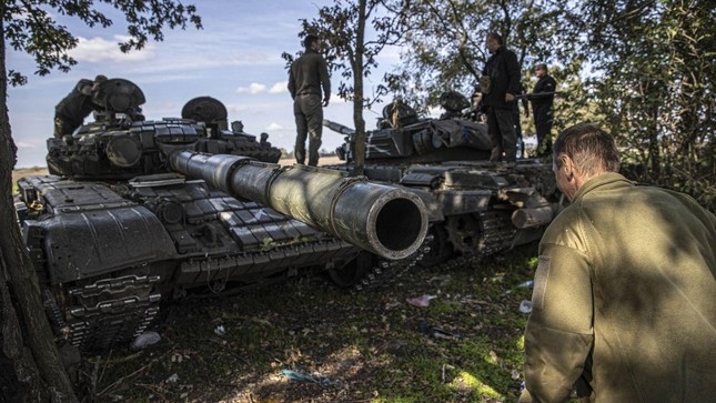 Binh sỹ Ukraine ở một ngôi làng thuộc Kherson mà Ukraine giành lại gần đây. (Ảnh: Getty)
