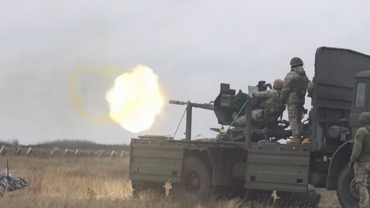 Ukraine diễn tập bắn hạ UAV bằng hệ thống phòng không và súng máy, ở Chernihiv, ngày 11/11/2023. Ảnh: Reuters