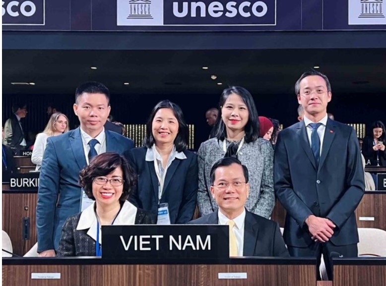Thứ trưởng Bộ Ngoại giao Hà Kim Ngọc (ngồi đầu tiên từ phải sang), Chủ tịch Ủy ban Quốc gia UNESCO Việt Nam, Trưởng đoàn Việt Nam tham dự Kỳ họp. (Ảnh: MOFA)