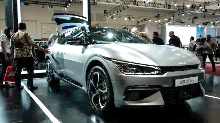 Nhà sản xuất ô tô Hàn Quốc Kia giới thiệu mẫu xe điện mới EV6 GT-Line tại Triển lãm ô tô quốc tế Indonesia Gaikindo lần thứ 30 vào tháng 8 năm nay - Ảnh: CNBC/AFP