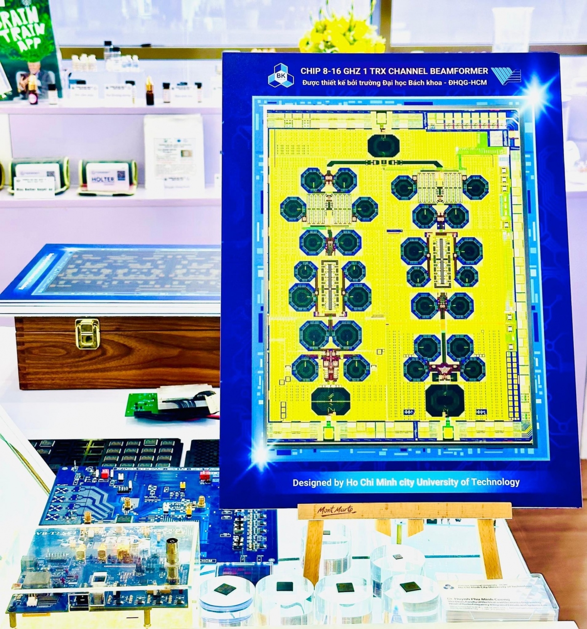 Gian hàng các sản phẩm vi mạch của Trường Đại học Bách khoa TP.HCM (Ảnh: Fp Trường ĐH BK)