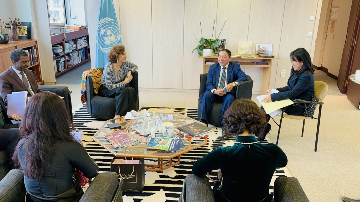 Đoàn công tác Bộ Văn hóa, Thể thao và Du lịch làm việc tại trụ sở UNESCO, Paris, Pháp. Nguồn: Cục Hợp tác quốc tế, Bộ VHTT&amp;DL