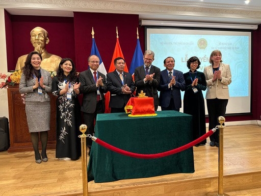 Đoàn Việt Nam và đại diện Bộ Ngoại giao Pháp, đại diện UNESCO chứng kiến buổi lễ chuyển giao ấn vàng Hoàng đế chi bảo cho Việt Nam.