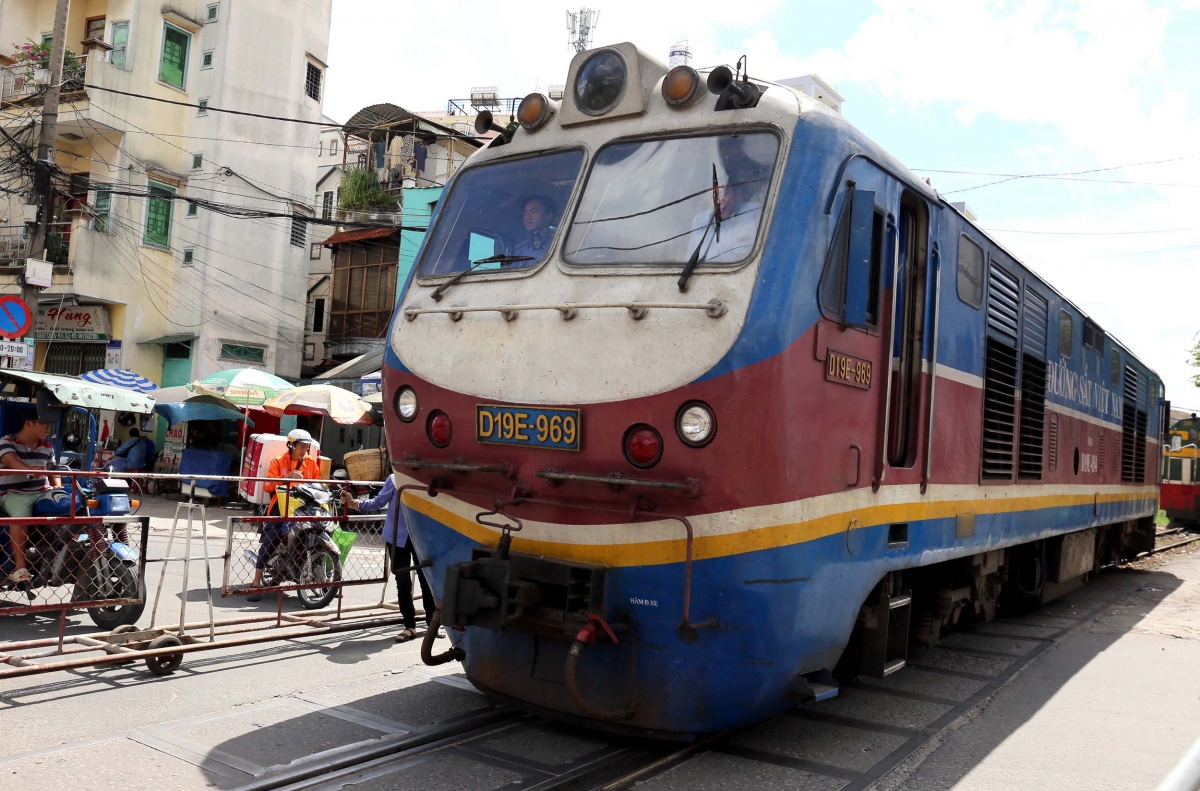 Sự lạc hậu và xuống cấp của tuyến đường sắt hiện hữu càng khiến sự ra đời của dự án đường sắt tốc độ cao Bắc-Nam thêm quan trọng và cần kíp. 