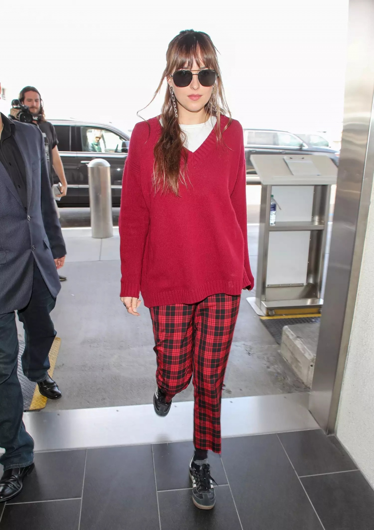 Street style của Dakota Johnson trái ngược hẳn với hình tượng gợi cảm thường thấy của cô trong loạt phim "50 sắc thái".