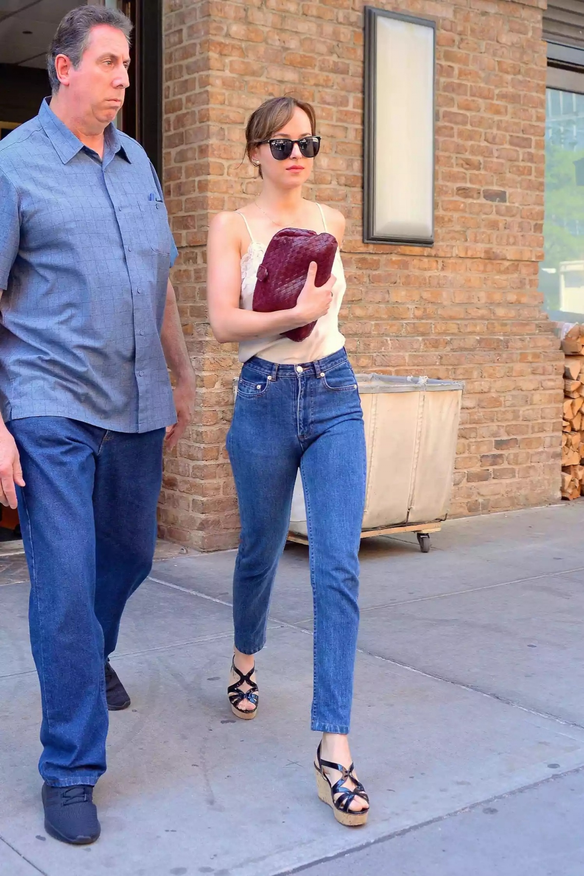Có thể thấy style của Dakota Johnson không chỉ giới hạn ở sự quyến rũ, nóng bỏng. Khi lên đồ xuống phố, nữ diễn viên thường chỉ trung thành với phong cách đơn giản mà tinh tế. Gu thời trang của Dakota Johnson chẳng hề cầu kỳ, rất dễ để chị em phụ nữ học hỏi. 