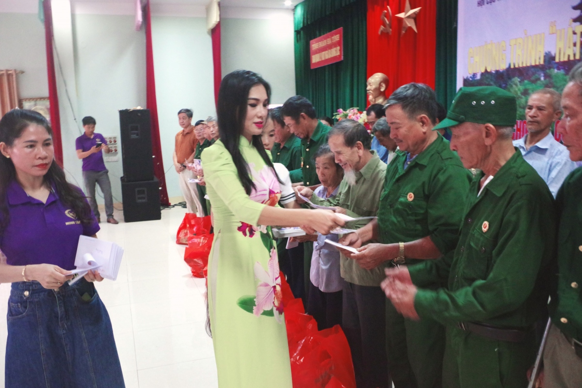 Nữ ca sĩ tặng quà cho các cựu chiến binh.