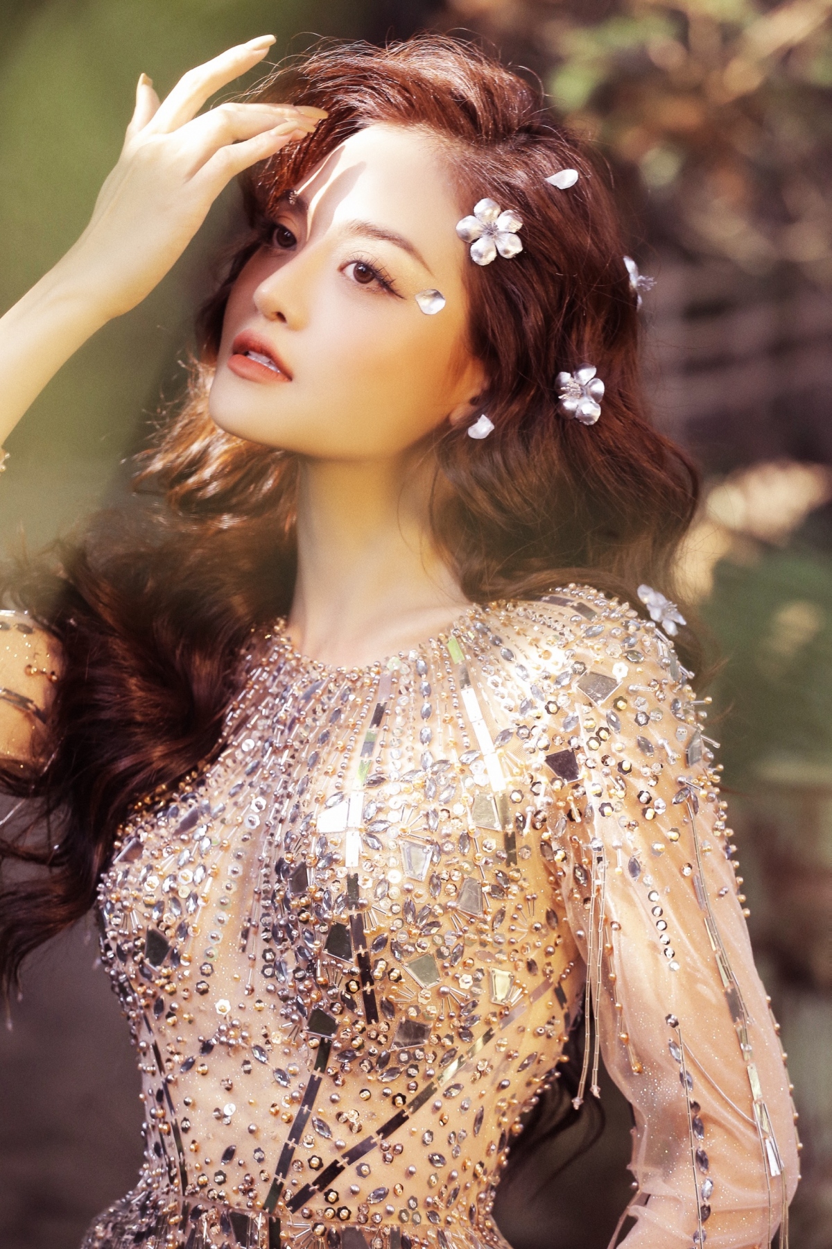 “Có thể Thùy Anh là gương mặt quen thuộc trên truyền hình và màn ảnh rộng nhưng trong lĩnh vực thời trang, đặc biệt là thời trang cao cấp, Thùy Anh gần như chưa có nhiều dấu ấn. Do đó tôi muốn khai thác góc nhìn mới và vẻ đẹp của cô ấy", NTK Hà Duy nói.