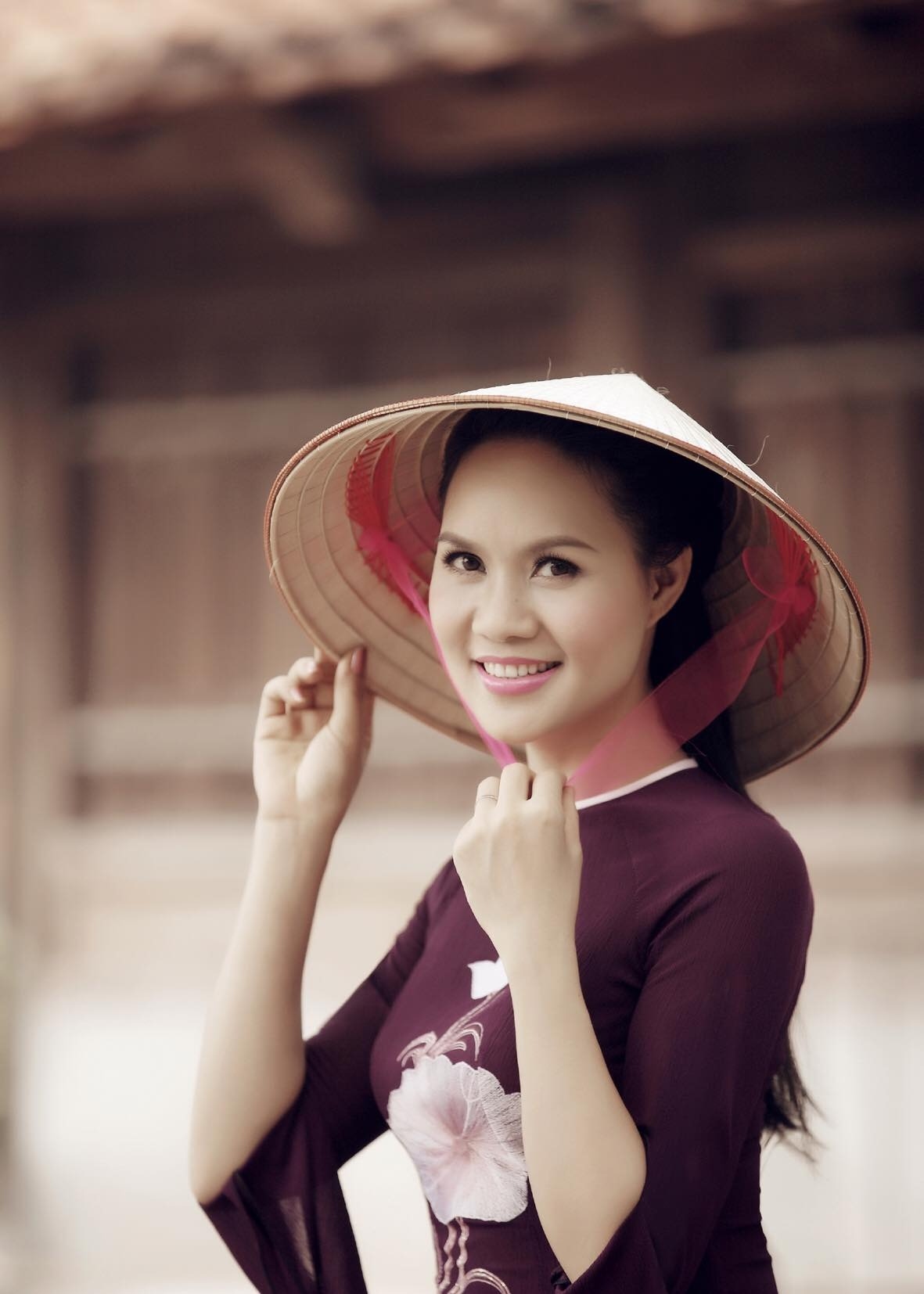 Trước đó vào năm 2007, Mai Hoa được phong tặng danh hiệu NSUT với những đóng góp cho nghệ thuật.