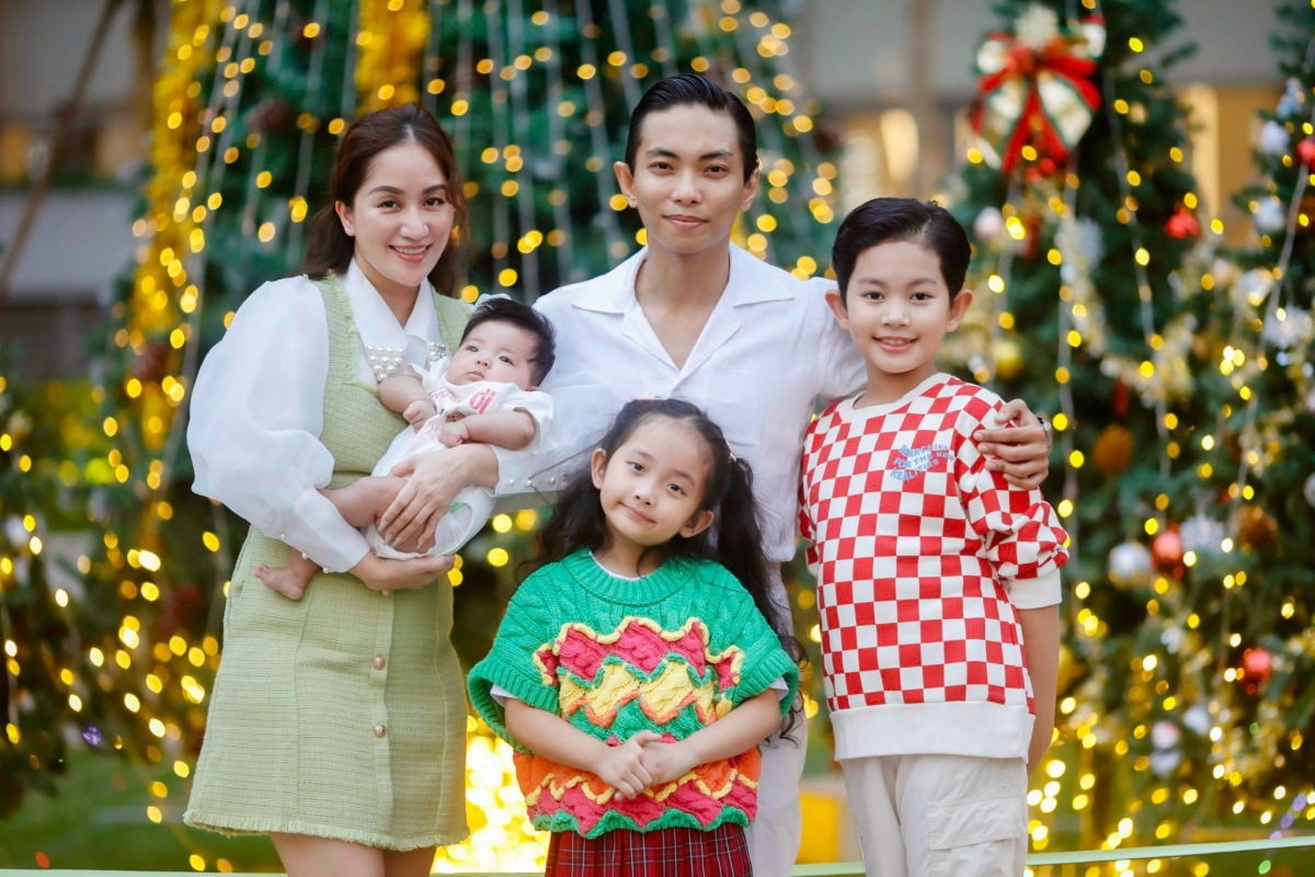 Phan Hiển cười nói rằng, gia đình anh mỗi lần chụp hình đều mất rất nhiều thời gian trong việc chuẩn bị quần áo cho mỗi thành viên.