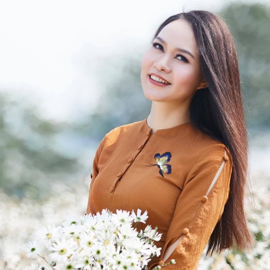 "Tôi là người không có tính ganh đua. Tất nhiên trong cuộc sống nếu mình không có ý thức vươn lên thì sẽ mãi mãi bị bỏ lại phía sau nhưng tôi tiến lên không phải bằng cách phải ghen tị, bon chen, hậm hực hơn thua với một ai đó", nữ ca sĩ chia sẻ.