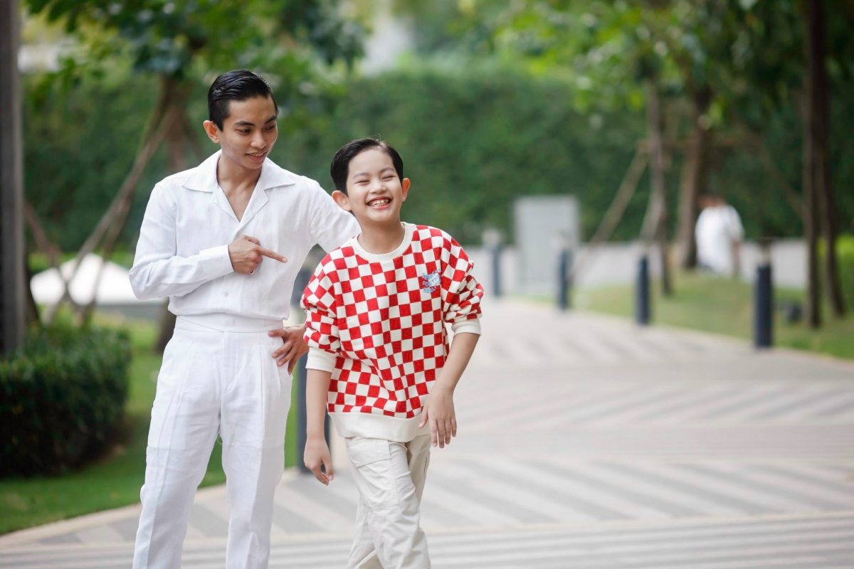 Mỗi lần than thở, lỡ “nói xấu" vợ trước mặt các con, Phan Hiển liền bị Kubi hay Ana “chỉnh" lập tức bởi cả hai đều rất bênh mẹ.