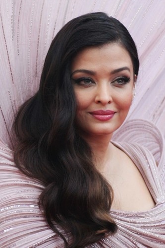 Aishwarya Rai Bachchan: Cô được xem là một trong những người phụ nữ đẹp nhất thế giới. Cô sở hữu khuôn mặt hoàn hảo và đôi mắt to. Điểm khuôn mặt của cô là 8,26/10 theo tỷ lệ vàng