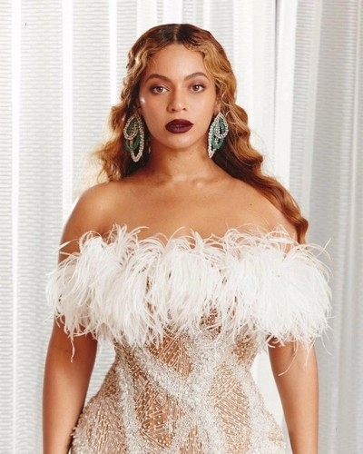 Beyoncé Knowles: Một trong những nữ nghệ sĩ nổi tiếng và thành công nhất trên thế giới. Cô lọt vào danh sách những người phụ nữ đẹp nhất thế giới với điểm số tỷ lệ vàng là 8,9/10